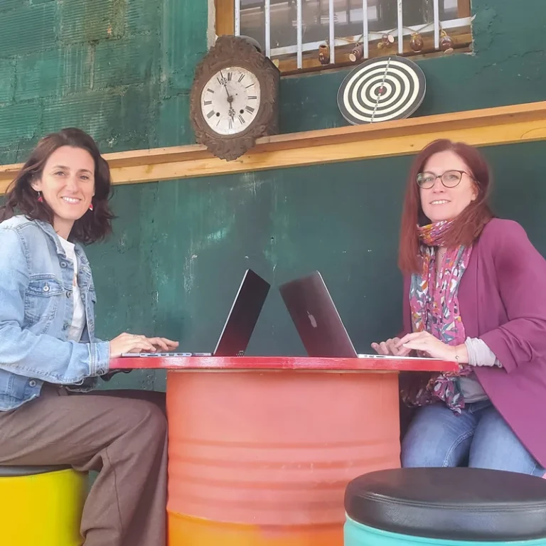 johana, graphiste webdesigner responsable et corinne, développeuse WordPress et consultante SEO